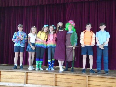 'The Greatest Showman' - performance by sixth class
