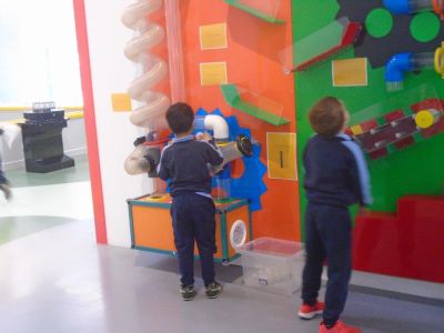 Senior Infants thinking scientifically at Explorium